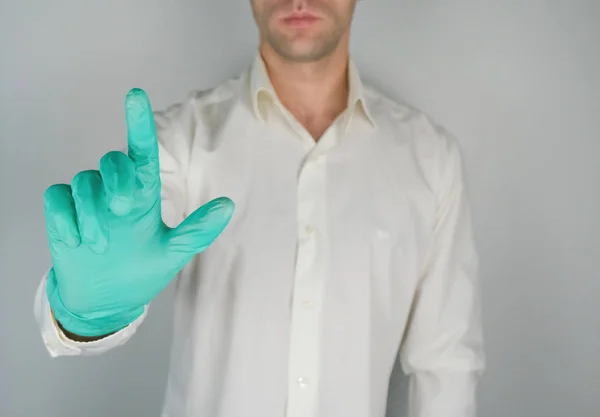 Muž Maluje Prst Nahoru Zblízka Muž Gumových Rukavicích — Stock fotografie