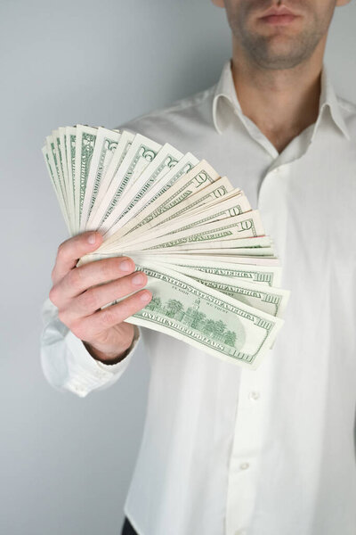 У него много денег. Концепция богатства, богатой жизни, зарабатывания денег в Интернете
.