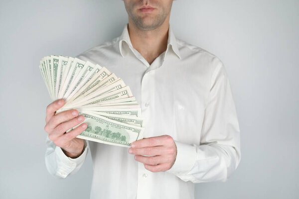 Деловой человек считает деньги в своих руках. Концепция богатства, богатой жизни, зарабатывания денег в Интернете
.