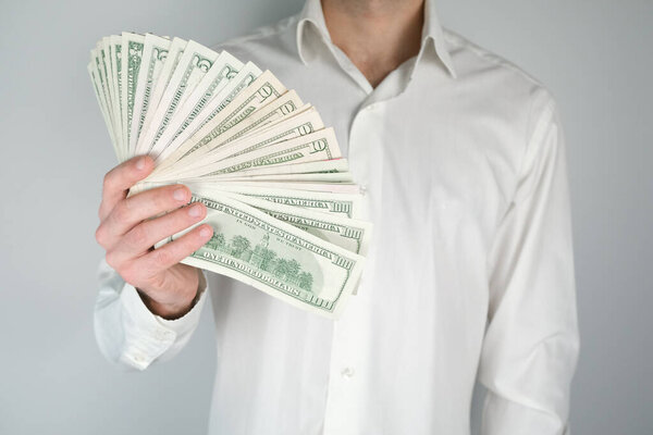 У него много денег. Концепция богатства, богатой жизни, зарабатывания денег в Интернете
.