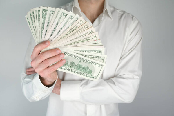 У него много денег. Концепция богатства, богатой жизни, зарабатывания денег в Интернете
.