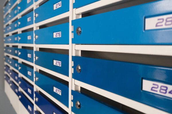 Почтовые ящики закрываются. Ряд столбов
.