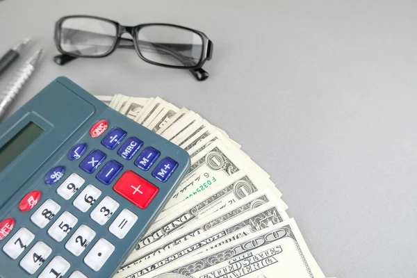 Vue Dessus Plan Plat Calculatrice Stylo Argent Lunettes Finances Contexte — Photo