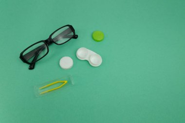 Optisyen düz arka plan. Optik kavramı. Boşluğu kopyala.