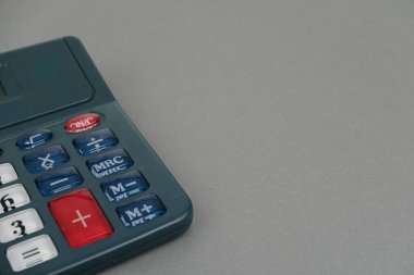 Bütçe planlaması, fatura ödeme, vergi ve yatırım kavramı.