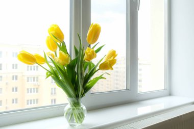 Pencere kenarında sarı lale demeti. Çiçek ve hediye alma kavramı.. 