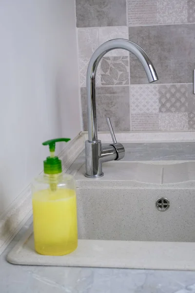 Mydło Płynie Umywalce Pojęcie Codziennego Routingu Mycia Rąk — Zdjęcie stockowe