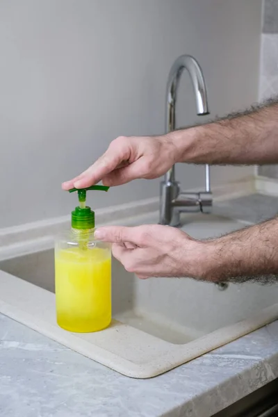 Facet Używa Mydła Płynie Pojęcie Codziennego Routingu Mycia Rąk Mydła — Zdjęcie stockowe
