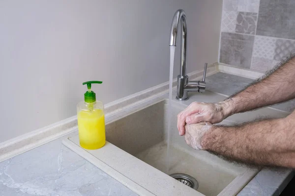 Człowiek Myje Ręce Pojęcie Codziennego Routingu Mycia Rąk Mydła Wody — Zdjęcie stockowe
