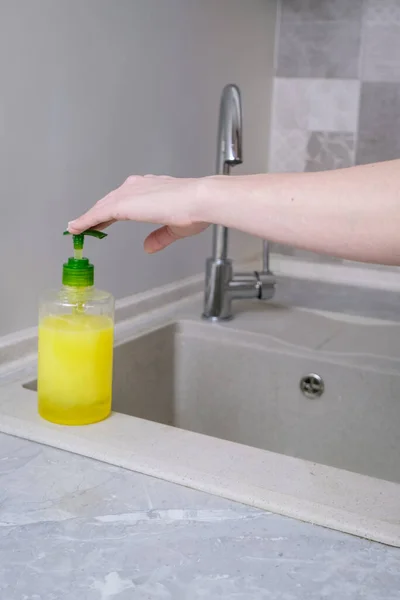 Dziewczyna Używa Mydła Płynie Pojęcie Codziennego Routingu Mycia Rąk Mydła — Zdjęcie stockowe