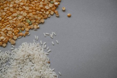 Pirinç ve kuru bezelyeler gri sırtüstü uzanır.