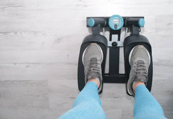 Pies Mujer Ejercitándose Paso Torbellino Pantalla Digital Manteniéndose Forma Casa — Foto de Stock