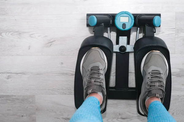 Pies Mujer Ejercitándose Paso Torbellino Pantalla Digital Manteniéndose Forma Casa — Foto de Stock