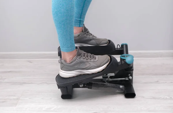 Voeten Van Een Vrouw Die Traint Een Twister Stepper Digitaal — Stockfoto