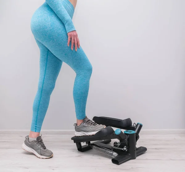 Mulher Exercitando Twister Stepper Display Digital Mantendo Forma Casa Cardio — Fotografia de Stock