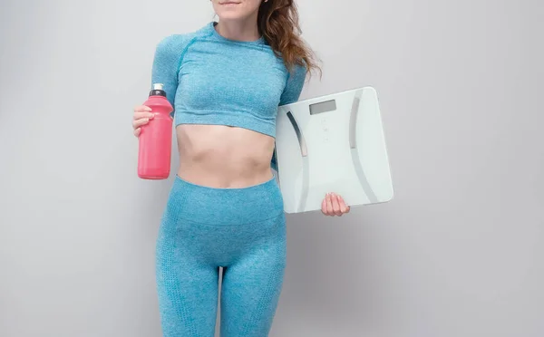 Schlankes Mädchen Mit Schuppen Auf Grauem Kostüm Konzept Abnehmen Workout — Stockfoto