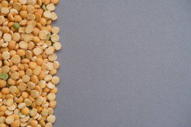 Kuru bezelyeler gri arkaplanı kapatır. Sağlıklı beslenme, faydalı fasulyeler..