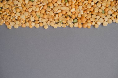 Kuru bezelyeler gri arkaplanı kapatır. Sağlıklı beslenme, faydalı fasulyeler..