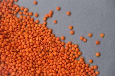 Gri arka planda mercekler. Sağlıklı beslenme kavramı..