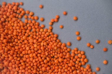 Gri arka planda mercekler. Sağlıklı beslenme kavramı..