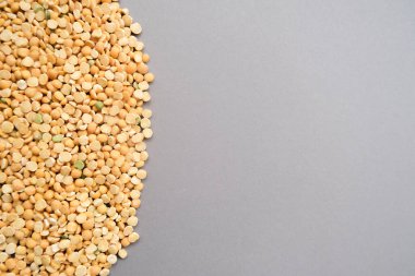 Kuru bezelyeler gri arkaplanı kapatır. Sağlıklı beslenme, faydalı fasulyeler..