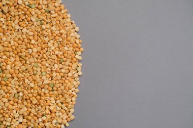 Kuru bezelyeler gri arkaplanı kapatır. Sağlıklı beslenme, faydalı fasulyeler..