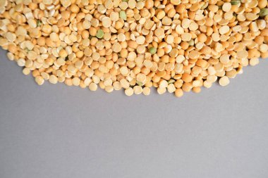 Kuru bezelyeler gri arkaplanı kapatır. Sağlıklı beslenme, faydalı fasulyeler..