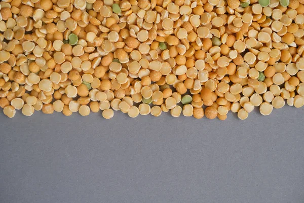 乾燥したエンドウ豆は灰色の背景で閉じます 健康的な食事 有用な豆 — ストック写真