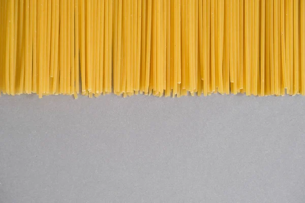 Спагетти Сером Фоне — стоковое фото