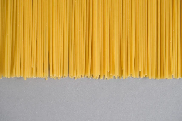 Spaghetti Sullo Sfondo Grigio — Foto Stock