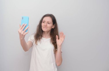 Karantina, covid-19, corona virüsü boyunca gerçeklerle telefonda konuşan bir kız.. 