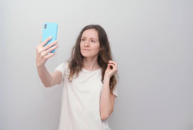 Karantina, covid-19, corona virüsü boyunca gerçeklerle telefonda konuşan bir kız.. 