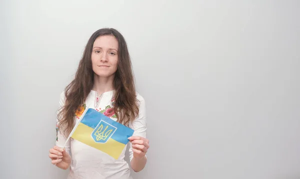 Young Beautiful Girl Embroidered Shirt Ukrainian Flag Attractive Ukrainian Woman — Stock Photo, Image