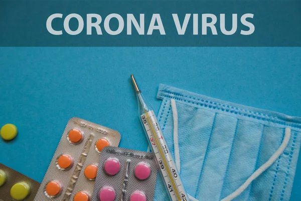 Concepto Virus Corona Pastillas Termómetro Máscara Sobre Fondo Azul —  Fotos de Stock