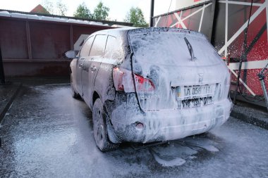 Kyiv, Ukrayna - 10 Mayıs 2020: Arabayı yıka, Nissan arabasını kapat.