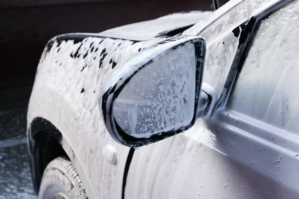 Kyiv, Ukrayna - 10 Mayıs 2020: Arabayı yıka, Nissan arabasını kapat.