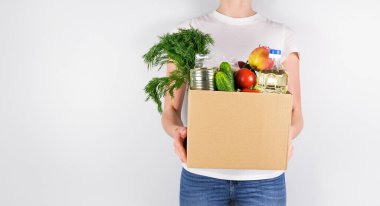 Gri arka planda bağışları olan küçük bir kız. Bir metin için yer.