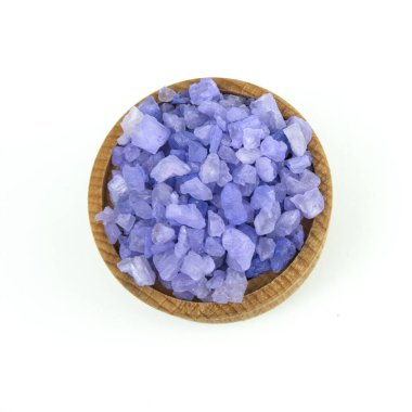 Beyaz arka planda izole edilmiş ahşap kasedeki mor deniz tuzu..