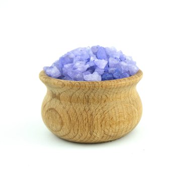 Beyaz arka planda izole edilmiş ahşap kasedeki mor deniz tuzu..