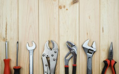 Ahşap arka planda endüstriyel araçlar, metin için yer, bakım konsepti