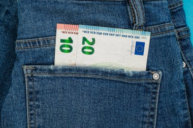 Euro banknotları kot pantolonun cebinde. Ödeme, fatura, bilet kavramı.