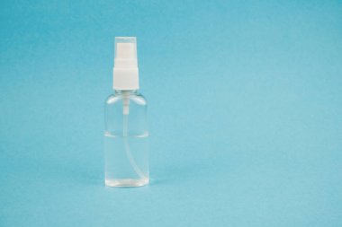 Mavi arka planda antiseptik. Virüslerden korunma, Coperid-19. Kopyalama alanı