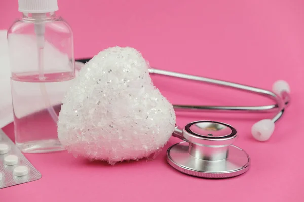 Fehér Szív Orvosi Sztetoszkóp Tabletták Maszkok Fertőtlenítő Rózsaszín Alapon — Stock Fotó