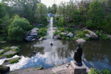 Drevlyansky park manzarası, doğa, nehir ve ağaçlar, güneşli hava.
