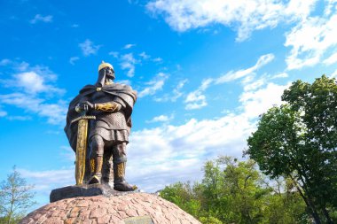 Korosten, Ukrayna, - 24 Mayıs 2020 Bronz Antik Prens Mal anıtı. Güneşli hava, mavi yaz gökyüzü.