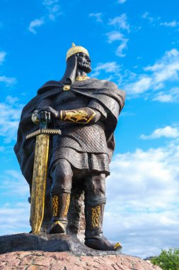 Korosten, Ukrayna, - 24 Mayıs 2020 Bronz Antik Prens Mal anıtı. Güneşli hava, mavi yaz gökyüzü.