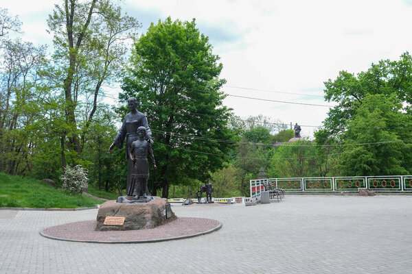 Коростен, Украина, - 24 мая 2020 года Бронзовый памятник древней княгини Малуши с сыном Владимиром Македонским. Древлянский парк
.