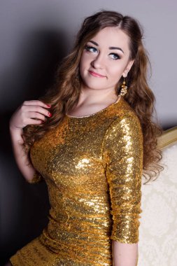 gri bir arka plan üzerinde kız takı gösterir