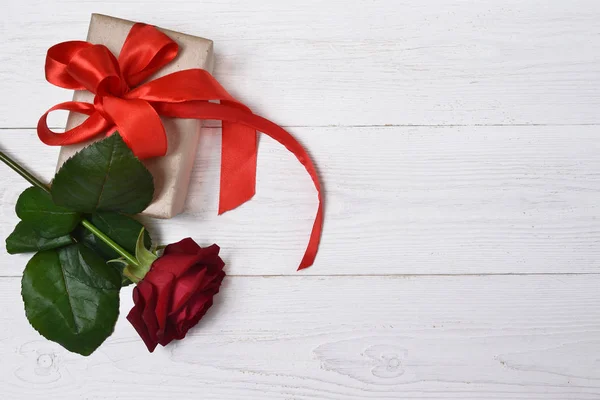 Rose ve bir hediye. — Stok fotoğraf