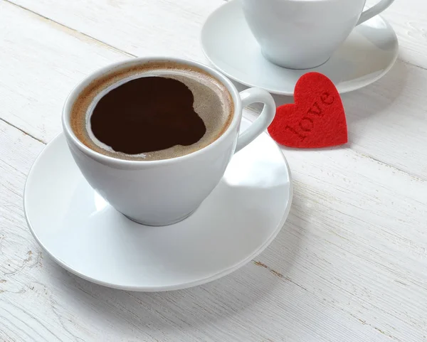 Zwei Tassen Kaffee und ein Herz. — Stockfoto